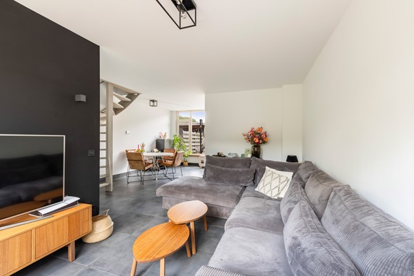 Foto - Verkocht onder voorbehoud: Instapklare tussenwoning op een rustige, autoluwe locatie!